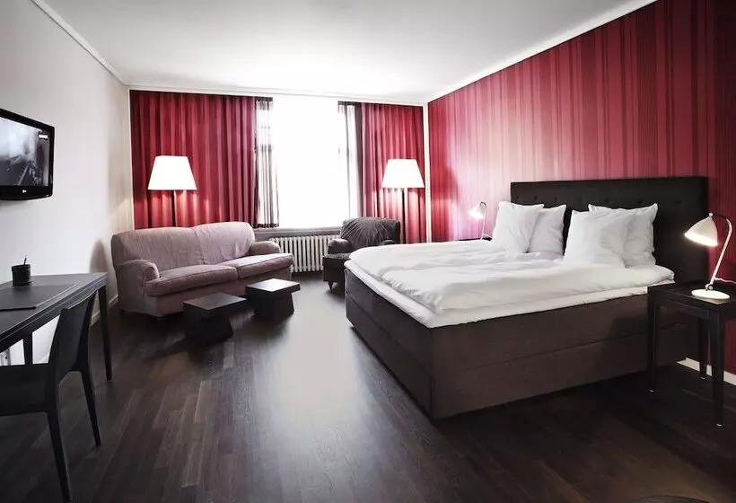 اتاق اجرایی, First Hotel Grand