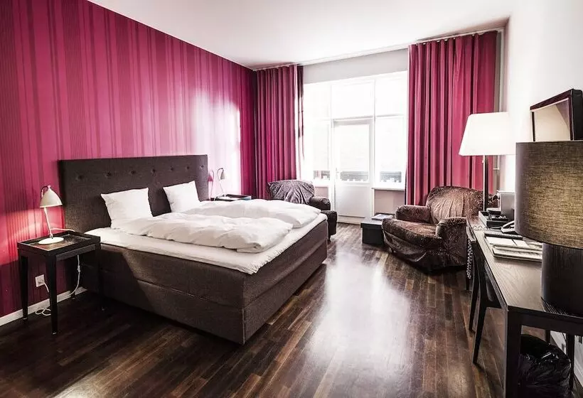 اتاق اجرایی, First Hotel Grand