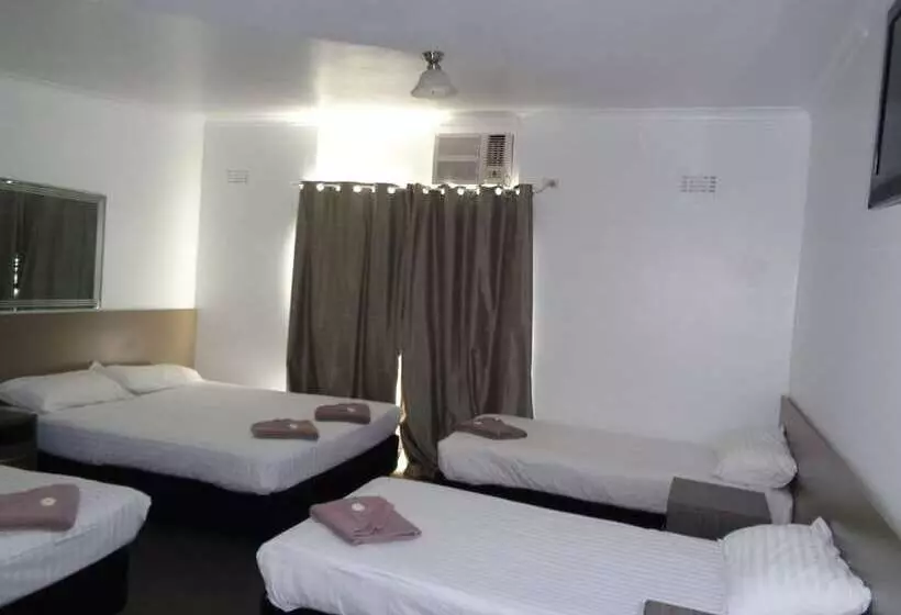 Perhehuone, Parkway Motel