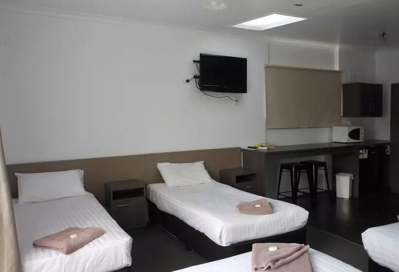 Perhehuone, Parkway Motel