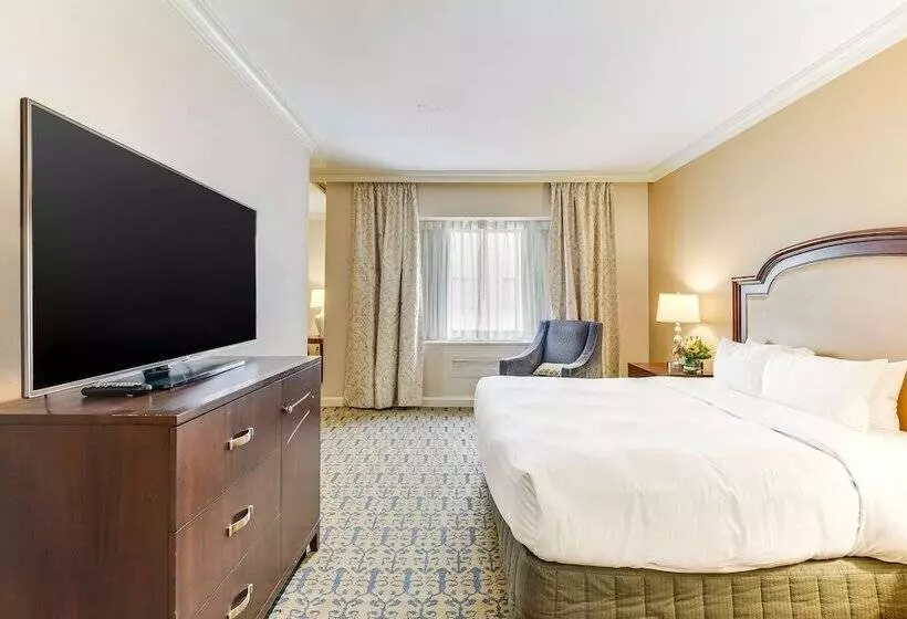 ジュニアスイート, Capital Hilton