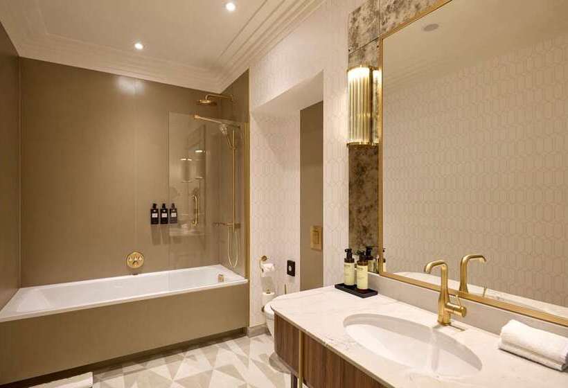 디럭스 룸 도시 전망, Capital Hilton