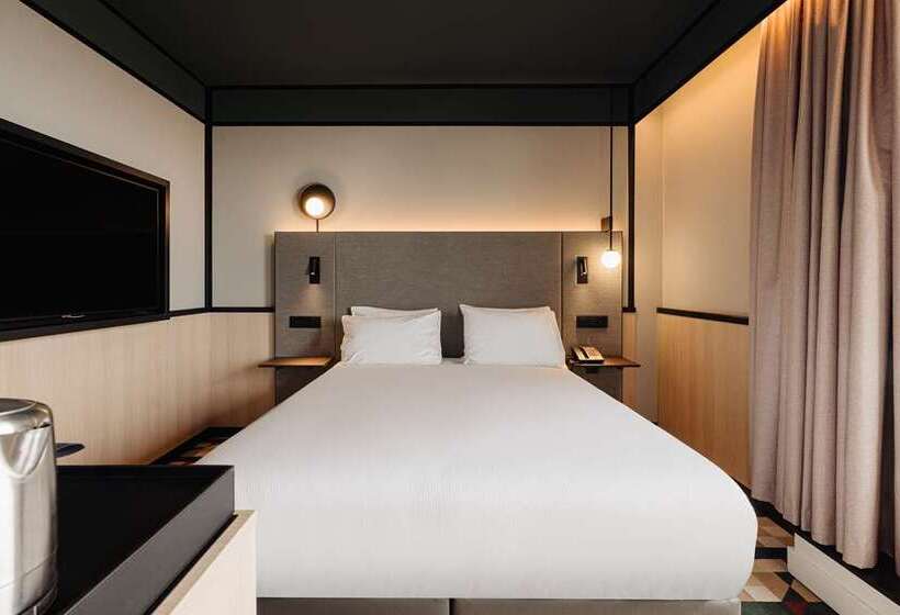 스탠다드 룸 킹사이즈 침대, Capital Hilton