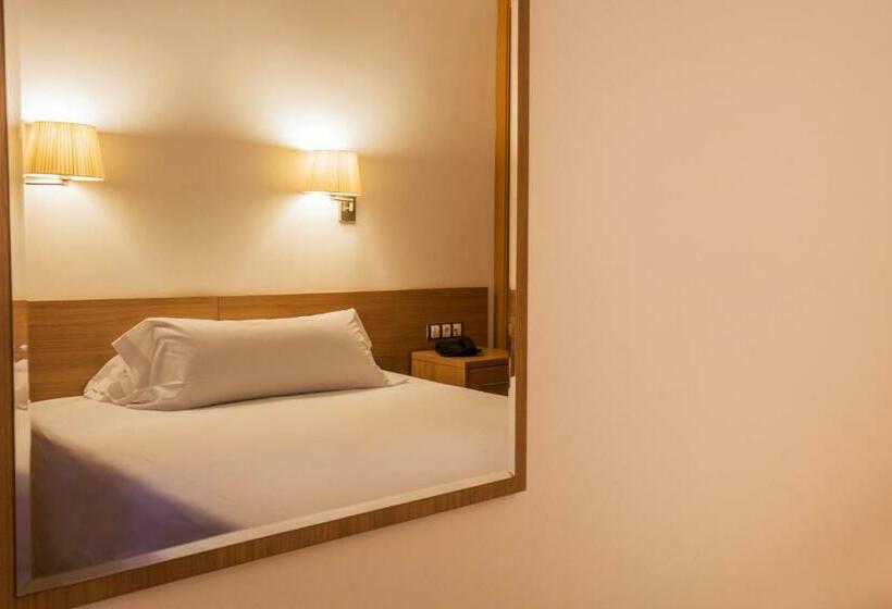 Camera Tripla Standard, Catalunya Ski by Nexta