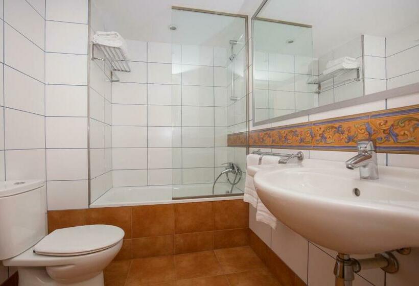 Camera Tripla Standard, Catalunya Ski by Nexta