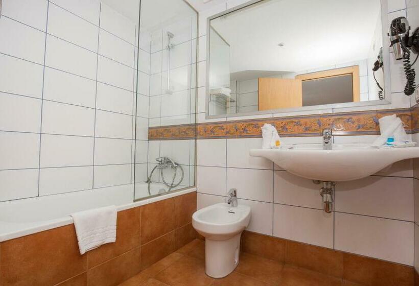 Camera Tripla Standard, Catalunya Ski by Nexta