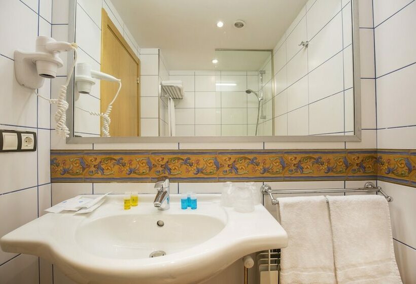 Camera Tripla Standard, Catalunya Ski by Nexta