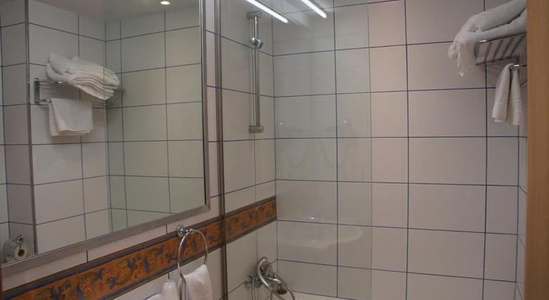 Camera Tripla Standard, Catalunya Ski by Nexta