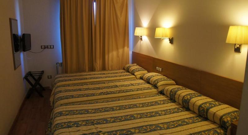 Camera Tripla Standard, Catalunya Ski by Nexta