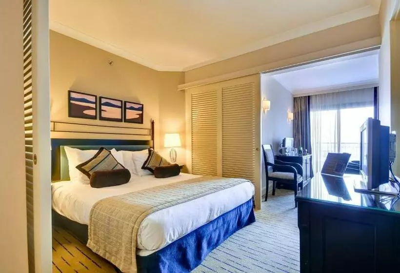 سوییت جونیور با چشمانداز دریا, Corinthia St George S Bay