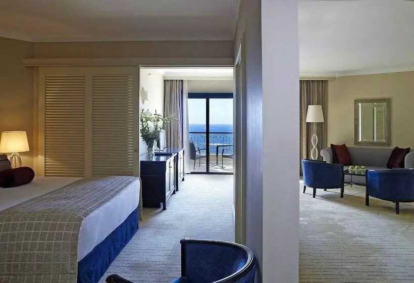 سوییت جونیور با چشمانداز دریا, Corinthia St George S Bay