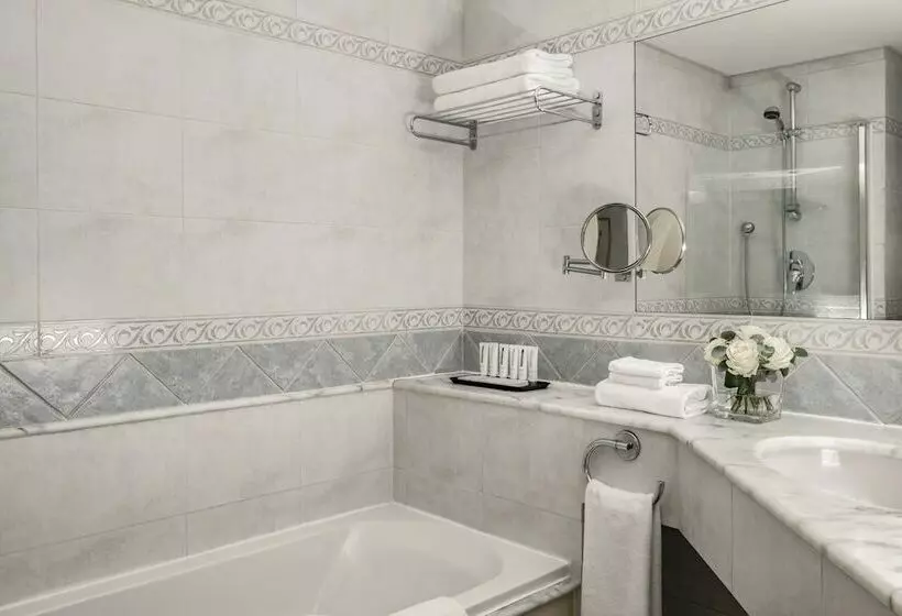 سوییت جونیور با چشمانداز دریا, Corinthia St George S Bay
