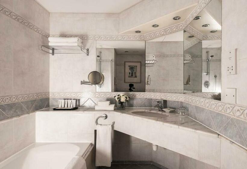 اتاق اجرایی با چشمانداز دریا, Corinthia St George S Bay