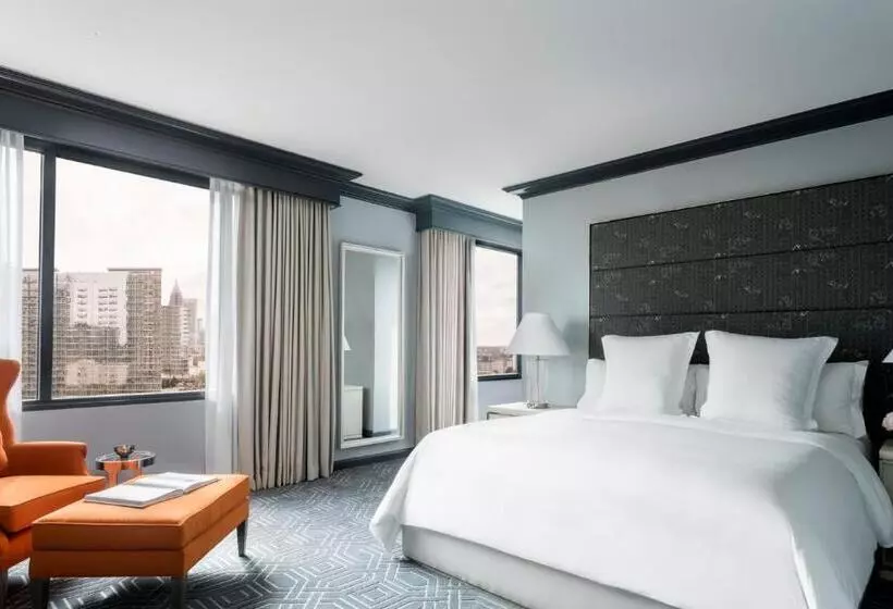 キングサイズベッドのスイートルーム, Four Seasons Hotel Atlanta