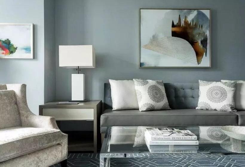 キングサイズベッドのスイートルーム, Four Seasons Hotel Atlanta