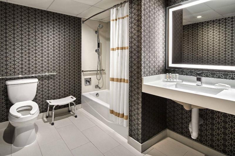 带大床的俱乐部房间, Los Angeles Airport Marriott