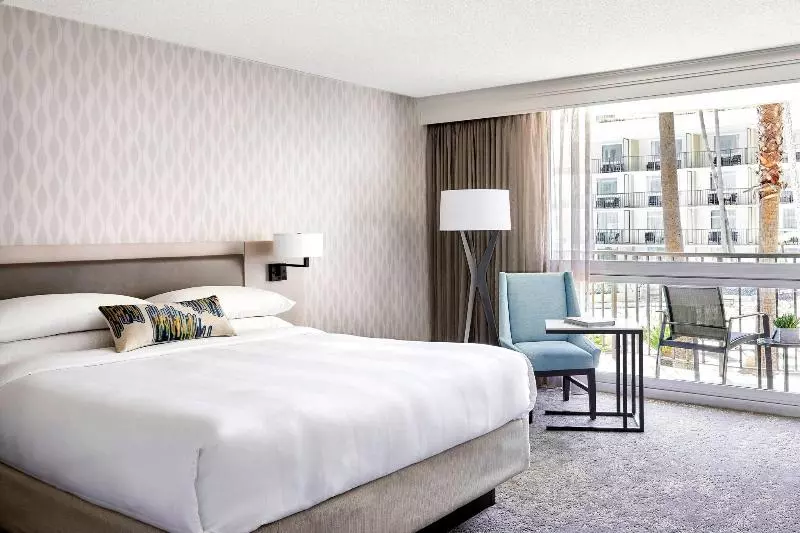 Standard-huone King-vuode, Los Angeles Airport Marriott