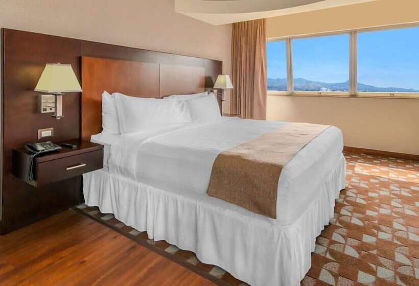 سوییت جونیور, Plaza San Martin