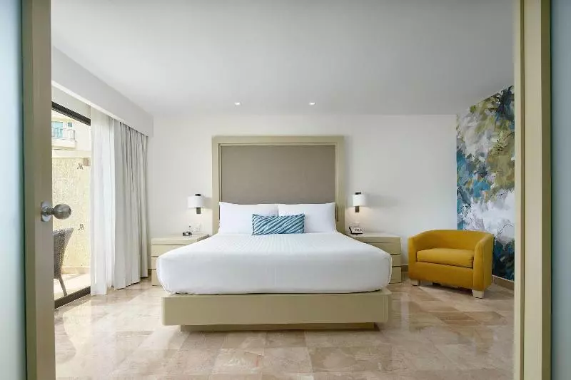 キングサイズベッドのスイートルーム, Marriott Puerto Vallarta Resort & Spa