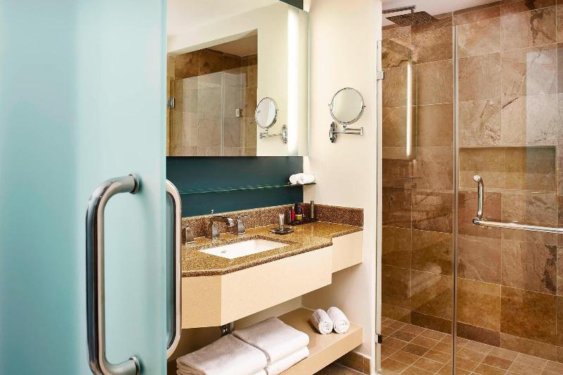 מיטת קינג בסוויטה, Marriott Puerto Vallarta Resort & Spa
