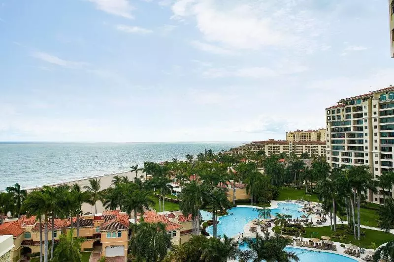 キングサイズベッドのスイートルーム, Marriott Puerto Vallarta Resort & Spa