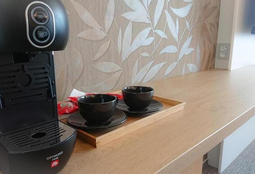 غرفة سوبيريور ثلاثية, Adamantino