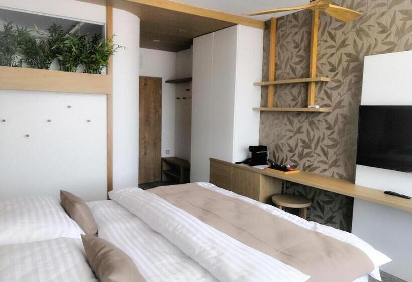 غرفة سوبيريور ثلاثية, Adamantino