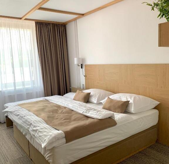 غرفة سوبيريور ثلاثية, Adamantino