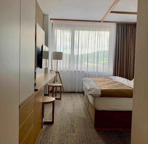 غرفة سوبيريور, Adamantino