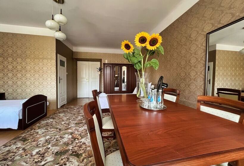 ファミリールーム, Pollera