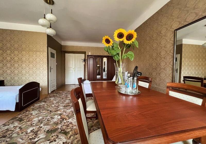 ファミリールーム, Pollera