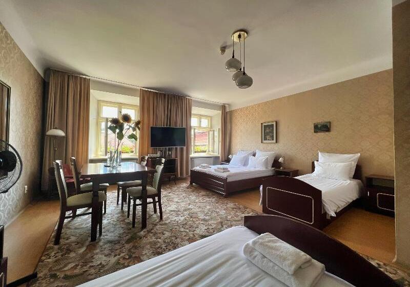 ファミリールーム, Pollera