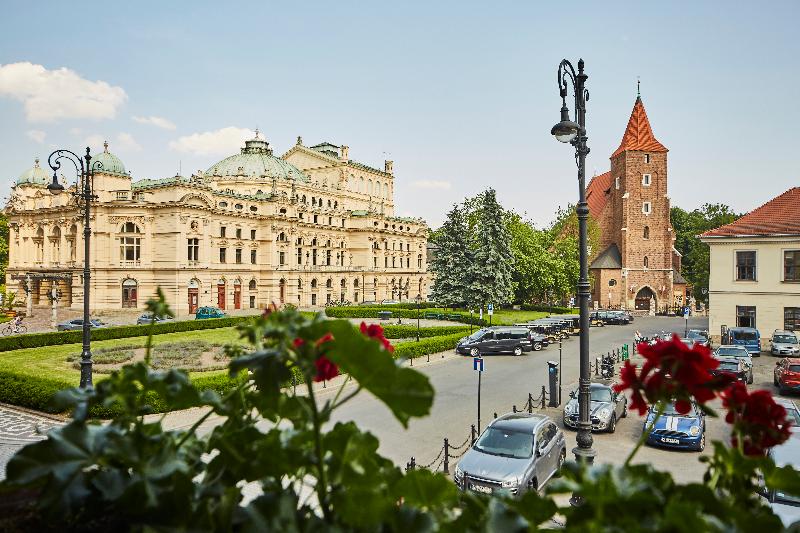スタンダードシティビュールーム, Pollera