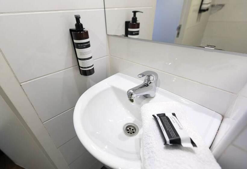 اتاق استاندارد, Quentin Arrive