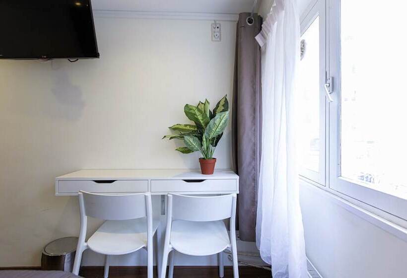 اتاق استاندارد, Quentin Arrive