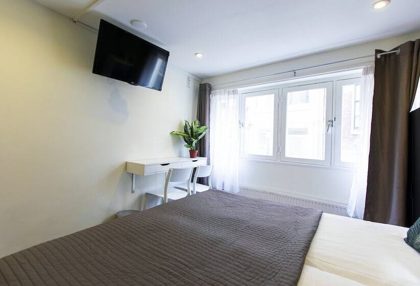 اتاق استاندارد, Quentin Arrive