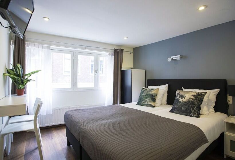 اتاق استاندارد, Quentin Arrive