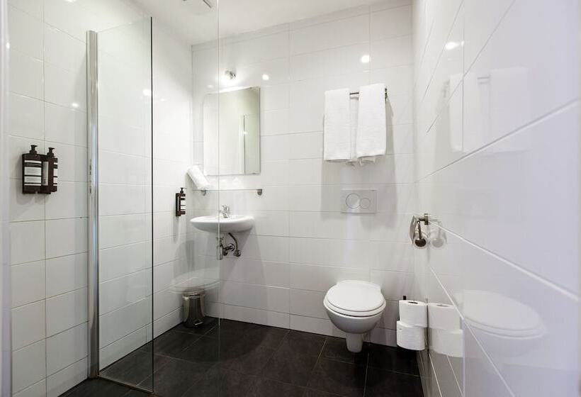 اتاق استاندارد چهار تخته, Quentin Arrive