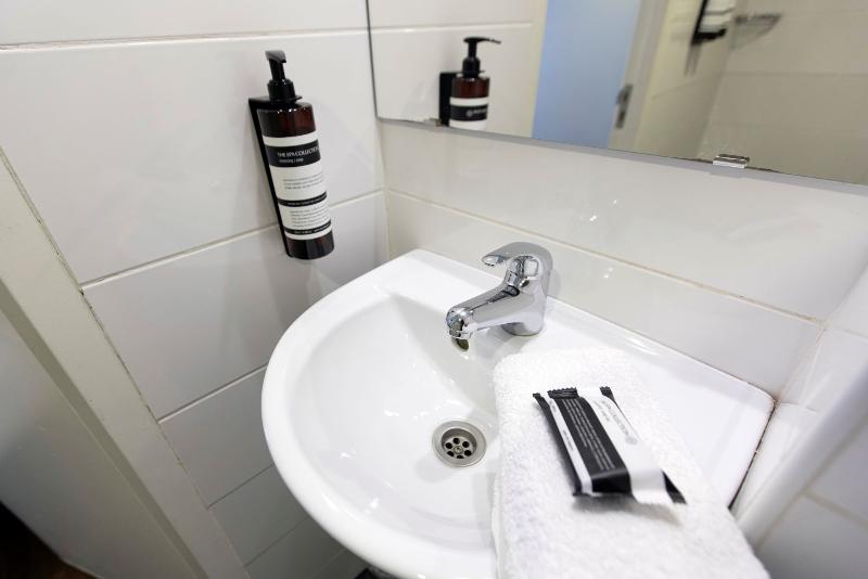 اتاق استاندارد, Quentin Arrive