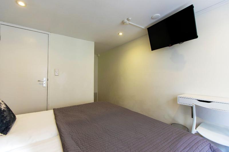 اتاق استاندارد, Quentin Arrive