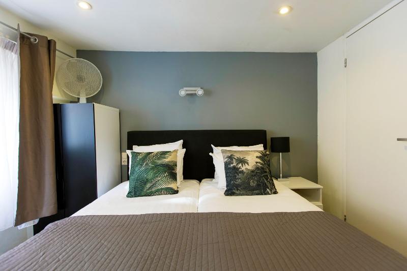 اتاق استاندارد, Quentin Arrive