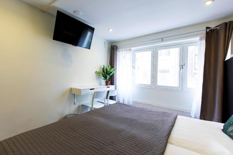 اتاق استاندارد, Quentin Arrive