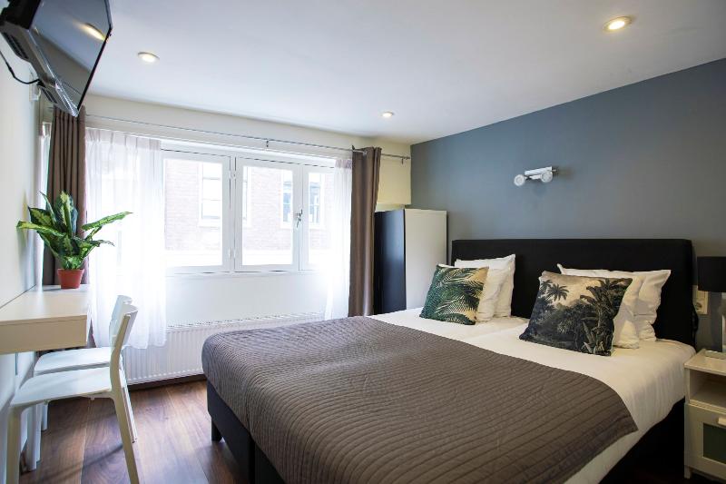 اتاق استاندارد, Quentin Arrive