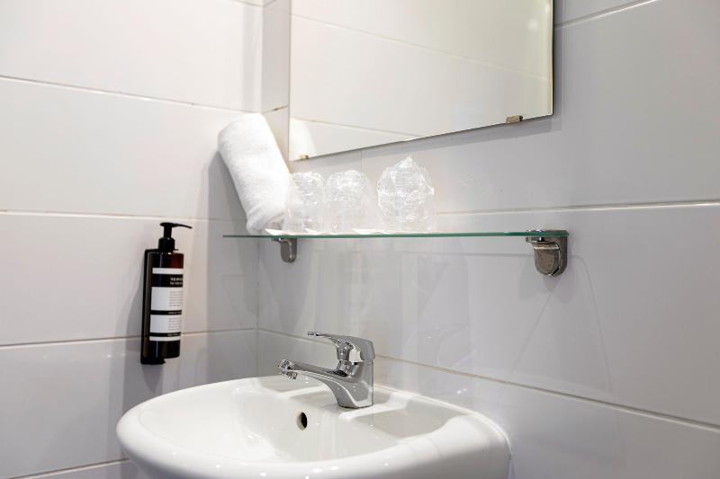 اتاق استاندارد چهار تخته, Quentin Arrive