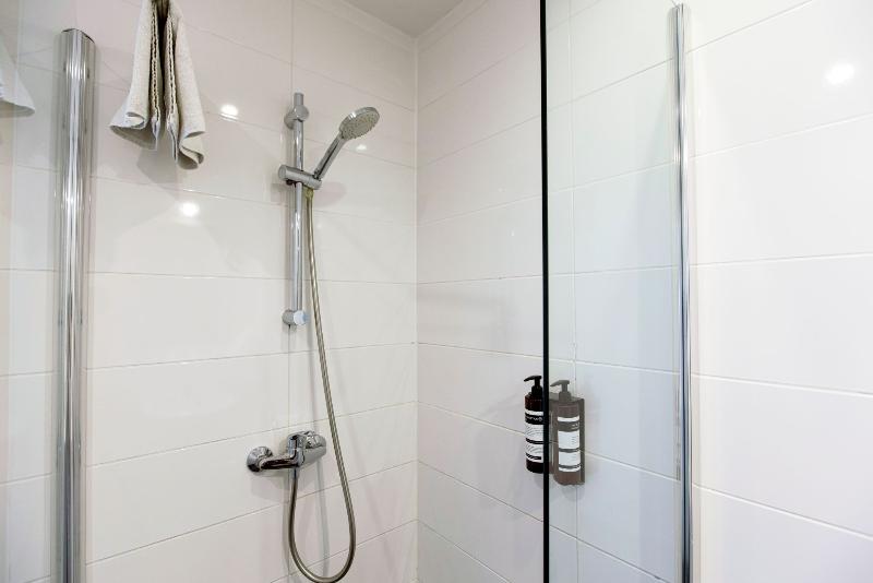 اتاق استاندارد چهار تخته, Quentin Arrive