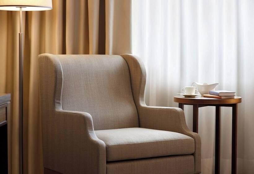 Chambre Deluxe Vue Piscine, Sheraton Lake Como