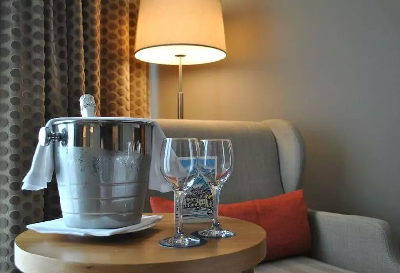 اتاق لوکس با چشم‌انداز استخر, Sheraton Lake Como