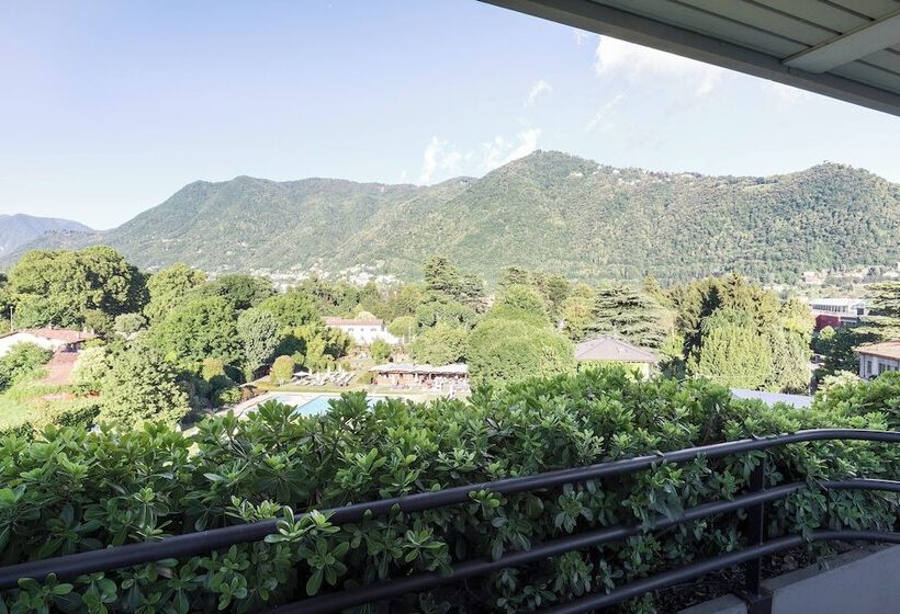Chambre Deluxe Vue Piscine, Sheraton Lake Como