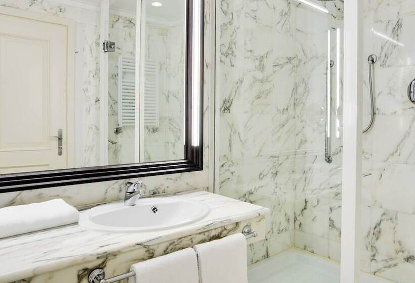 Chambre Deluxe Vue Piscine, Sheraton Lake Como