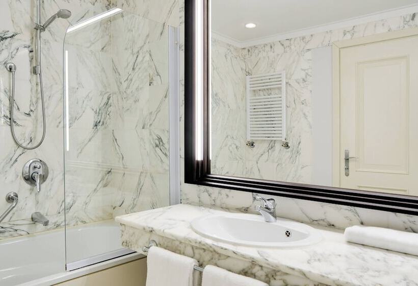 Chambre Deluxe Vue Piscine, Sheraton Lake Como